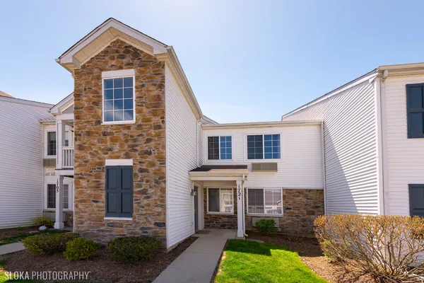 $1,650 | 1721 Silverstone Drive, Unit 1721, Carpentersville, IL 60110
