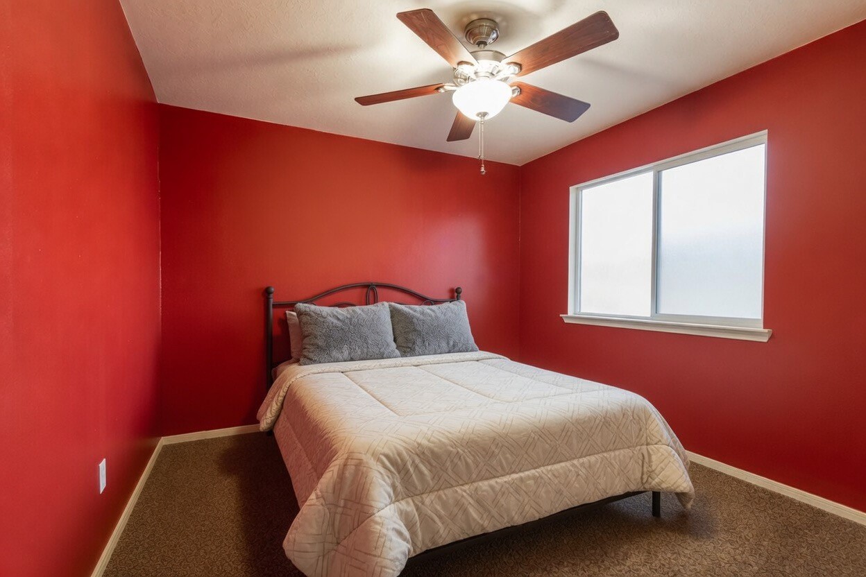 921 Sage Street Baytown, TX 77521 - Photo 25 of 38 Secondary Bedroom