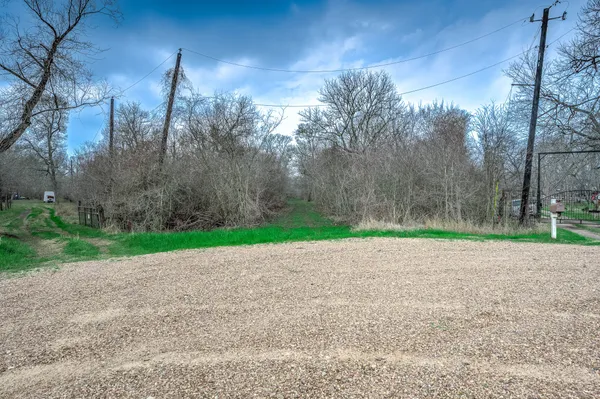 a view of a yard and entertaining space