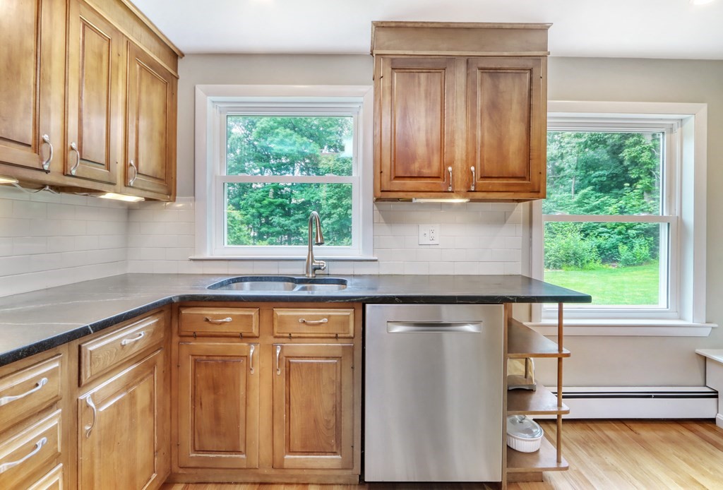 86 Croft Regis Road Westwood, MA 02090 - Photo 9 of 27 Gallery Image 9