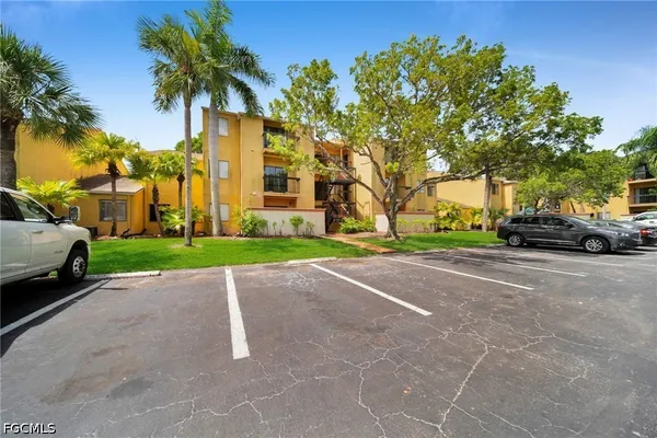 $1,300 | 2885 Winkler Avenue, Unit 612, Fort Myers, FL 33916