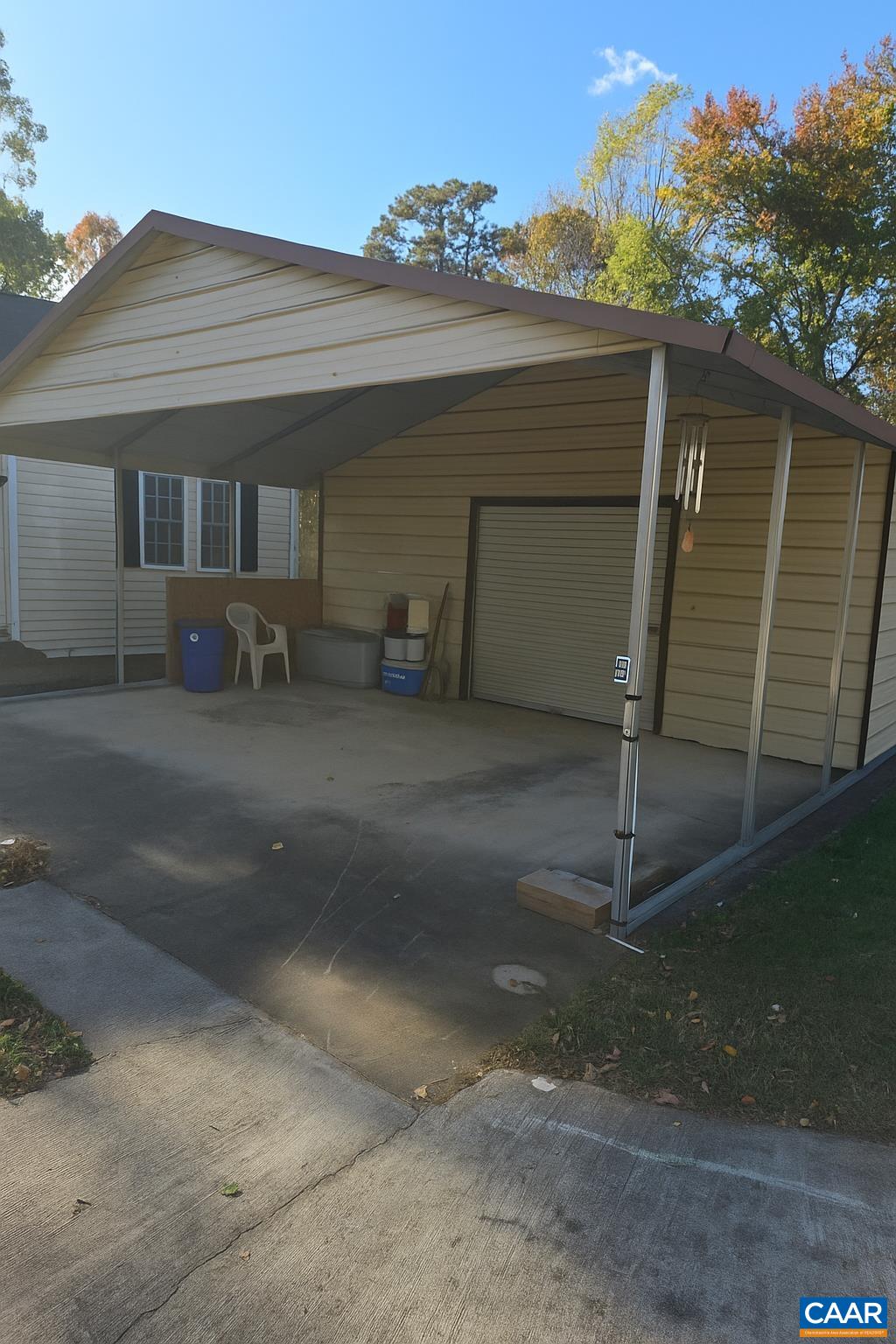 659 Sports Lake Road New Canton, VA 23123 - Photo 3 of 5 a backyard of a house with table and chairs