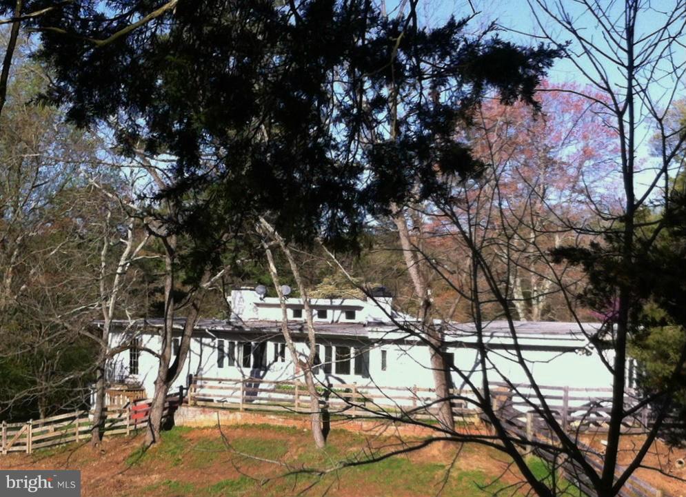 10711 Vale Road Oakton, VA 22124 - Photo 4 of 10 Exterior (Rear)