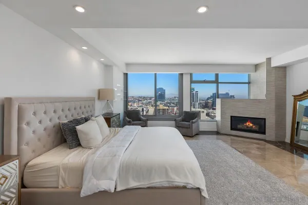 a view of entryway and kitchen