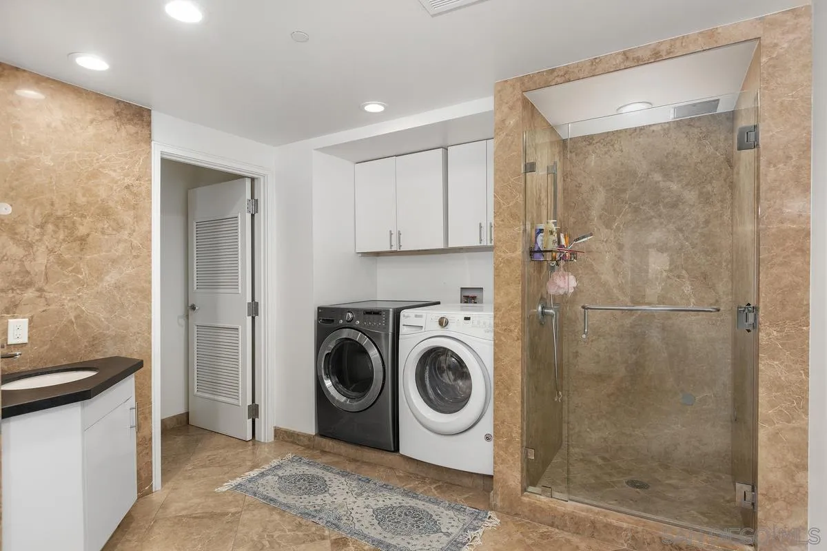 645 Front Street, Unit 2004 San Diego, CA 92101 - Photo 29 of 47 a utility room with dryer and washer