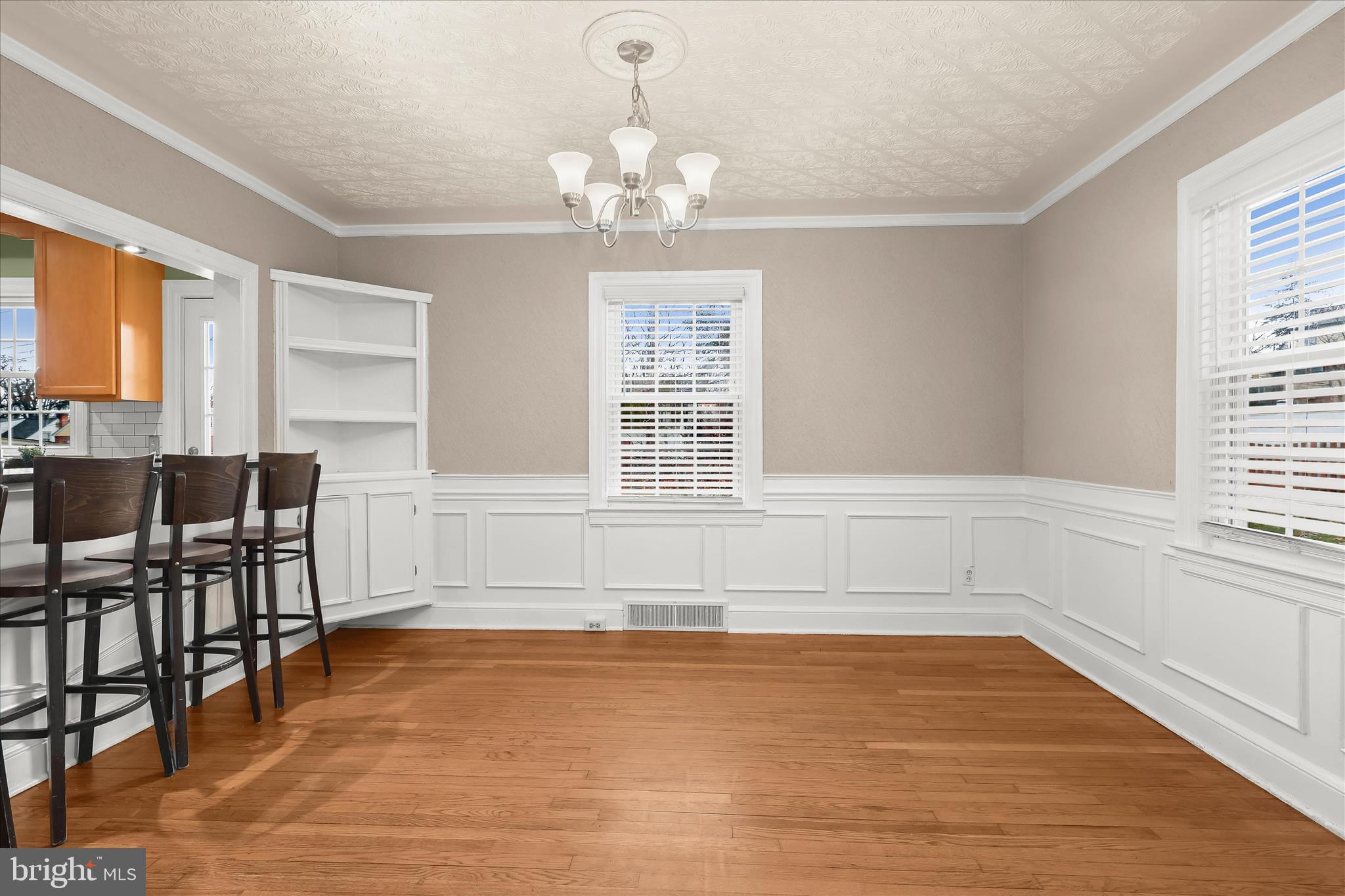 3603 Landbeck Road Baltimore, MD 21207 - Photo 16 of 62 Dining Room - Built-ins - Breakfast Bar