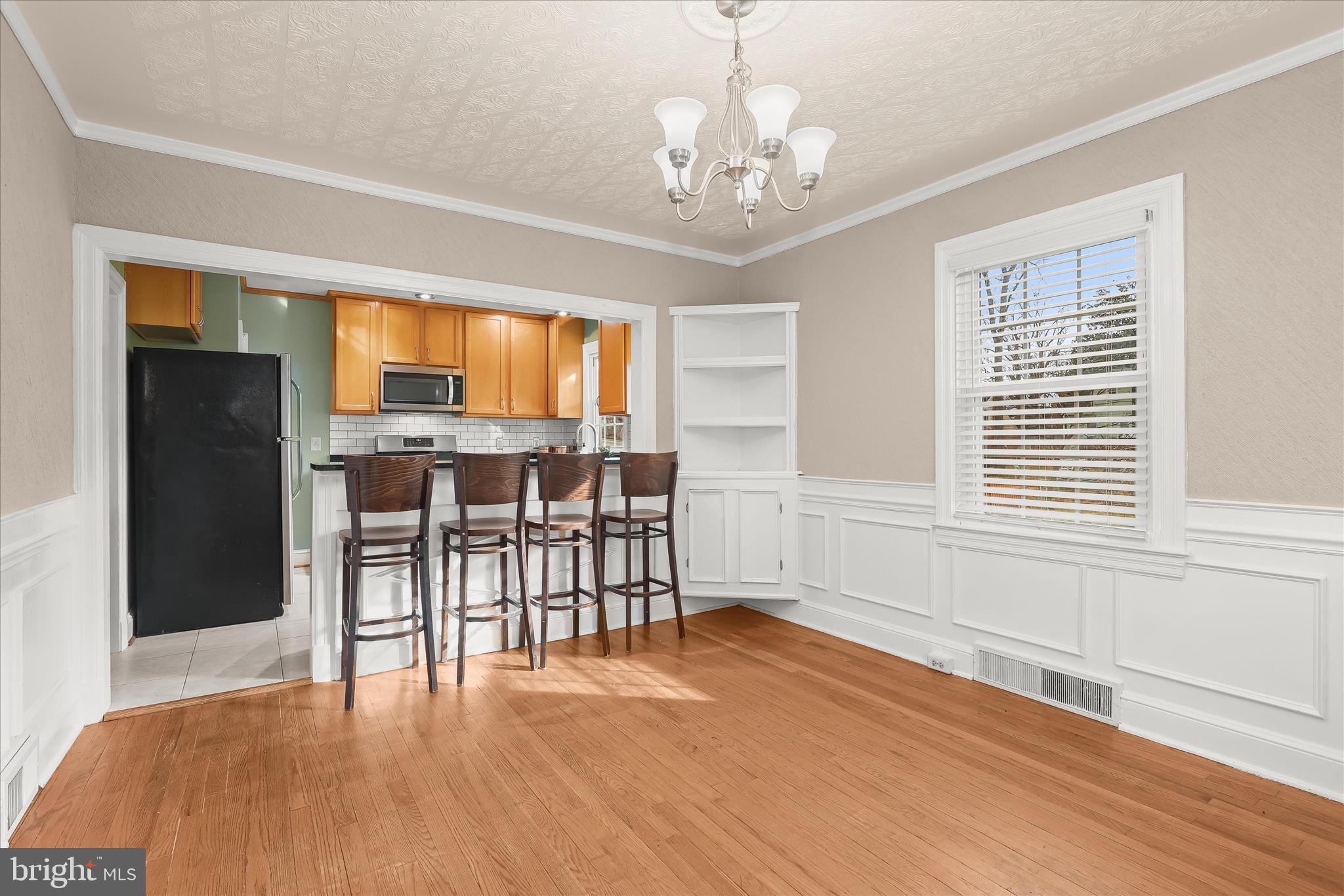 3603 Landbeck Road Baltimore, MD 21207 - Photo 18 of 62 Dining Room - Built-ins - Breakfast Bar