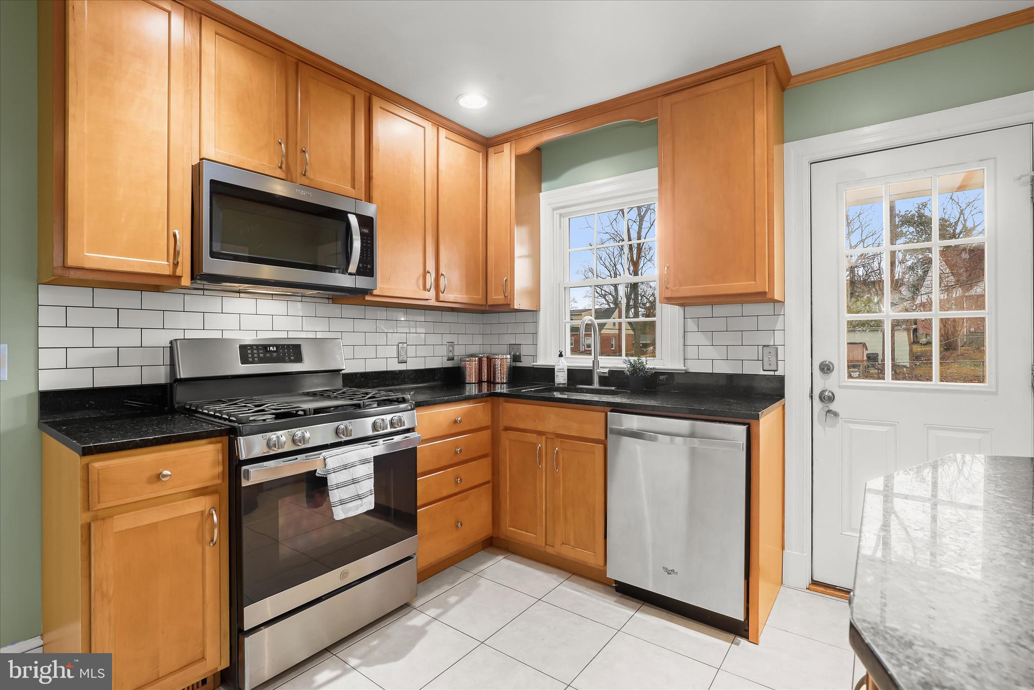3603 Landbeck Road Baltimore, MD 21207 - Photo 20 of 62 Decorative Backsplash - Access to Backyard