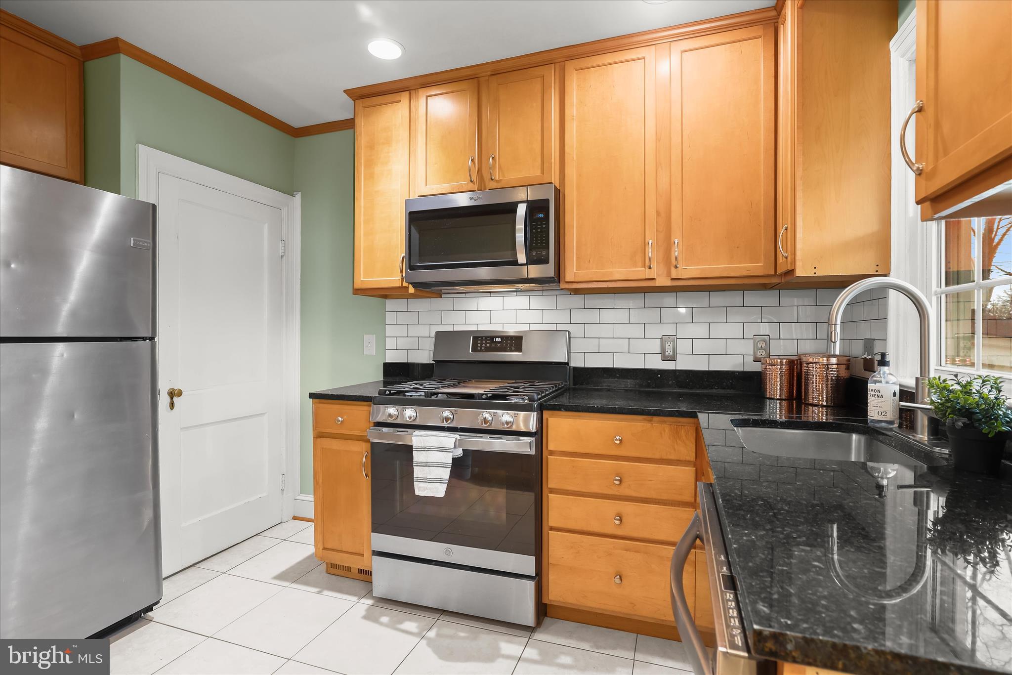 3603 Landbeck Road Baltimore, MD 21207 - Photo 22 of 62 Decorative Backsplash - Granite Countertops