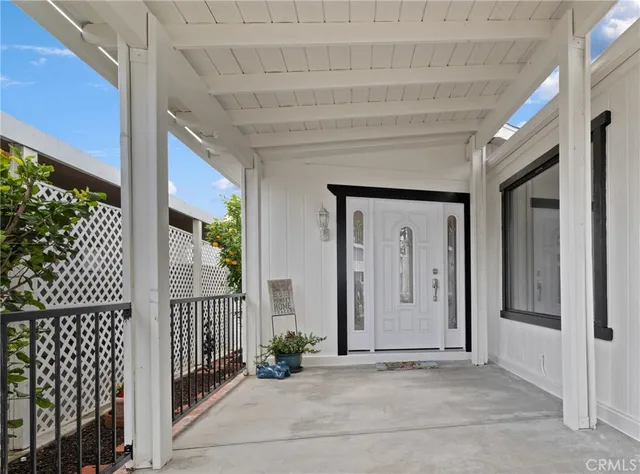 a view of a entrance door of the house