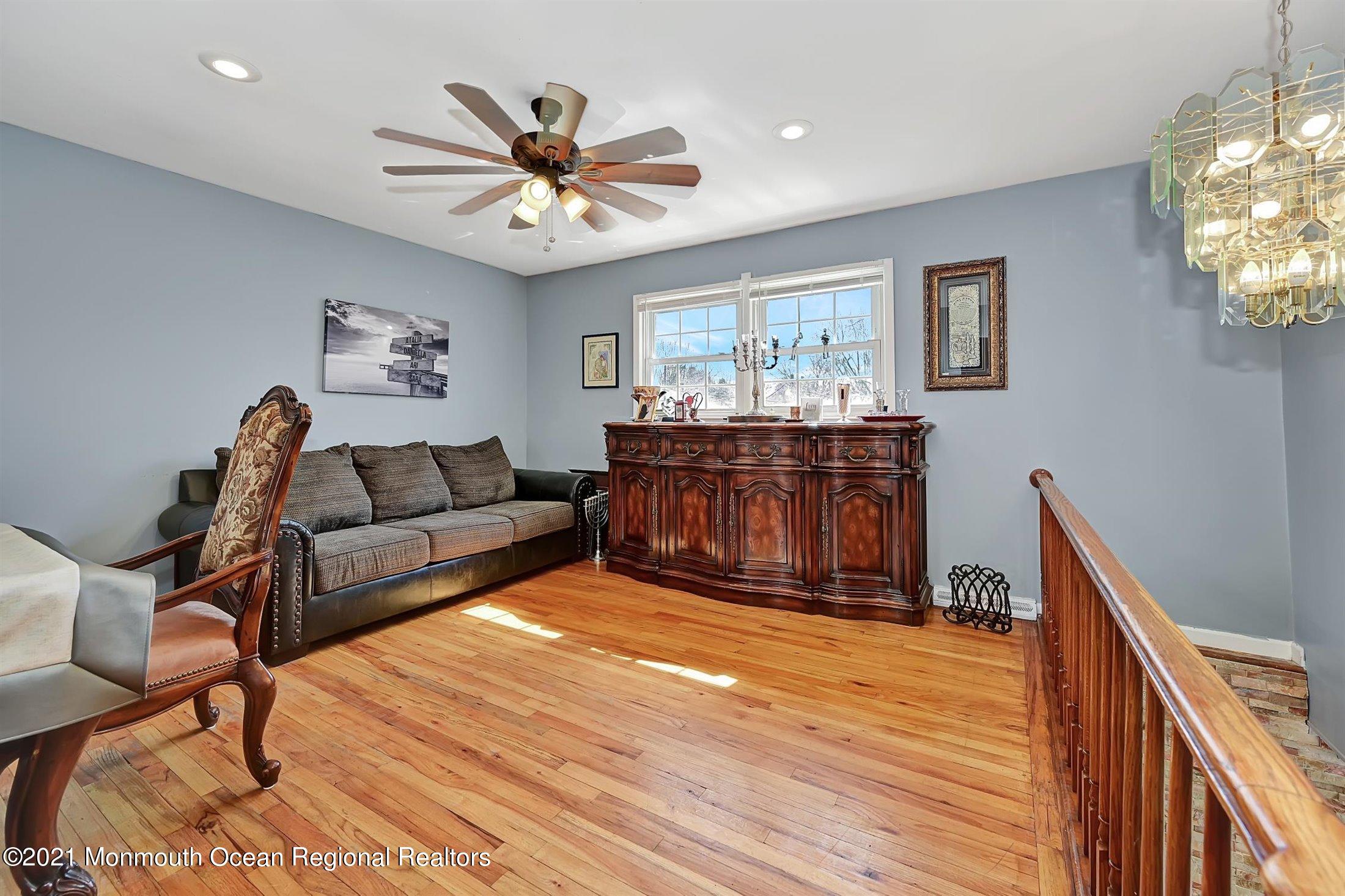 115 Old Queens Boulevard Manalapan, NJ 07726 - Photo 3 of 28 03-Living