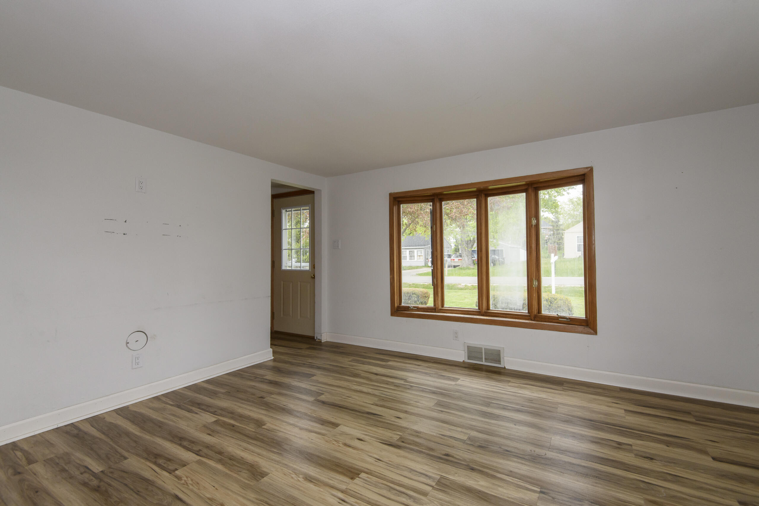 W271N2563 Pear Tree Lane Pewaukee, WI 53072 - Photo 24 of 47 Living room