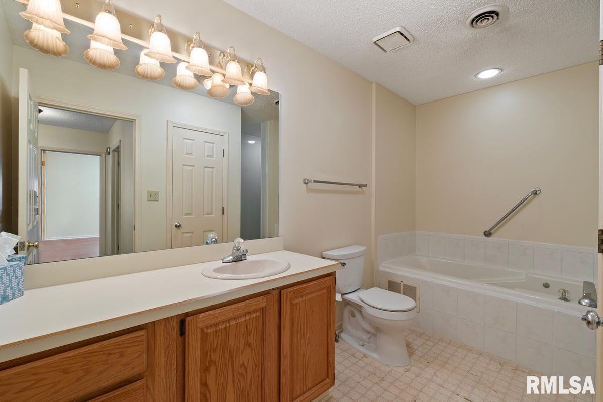 1104 Kimberly Road, Unit 602 Bettendorf, IA 52722 - Photo 17 of 32