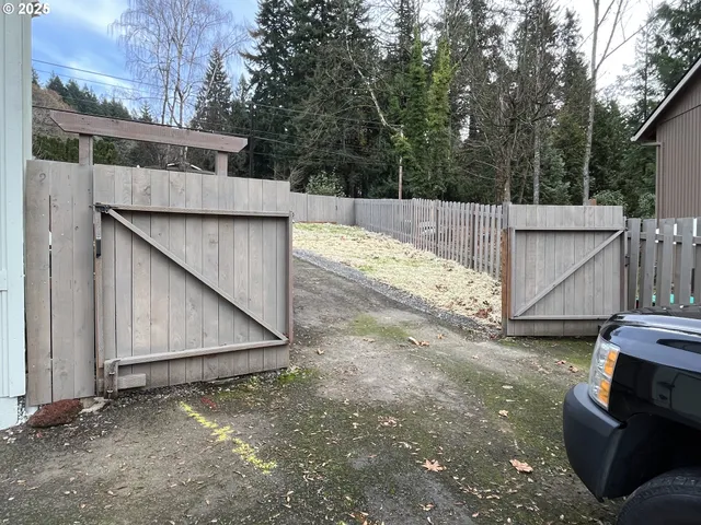 a view of a backyard