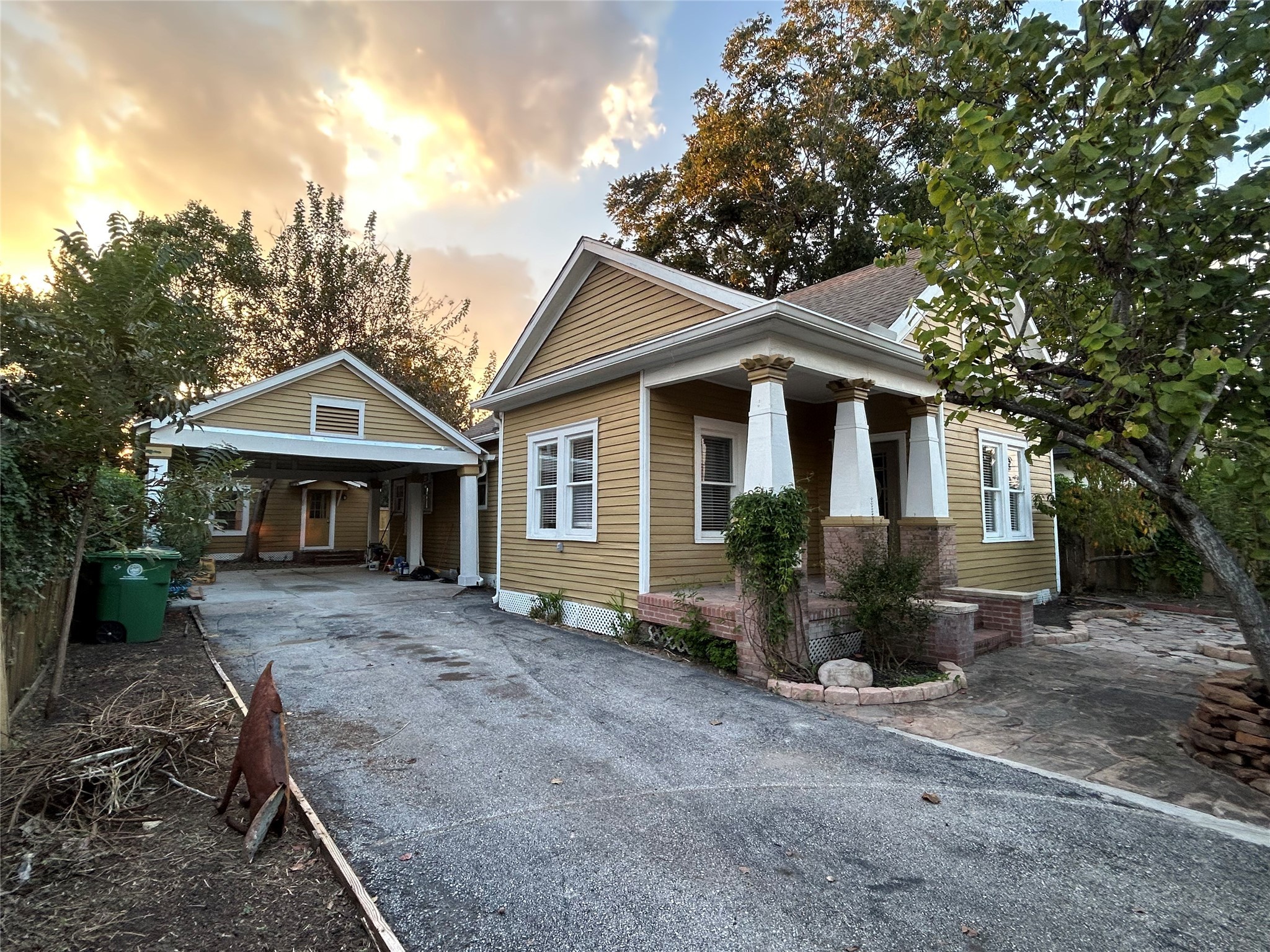 209 Walton Street Houston, TX 77009 - Photo 2 of 24 a front view of a house with garden