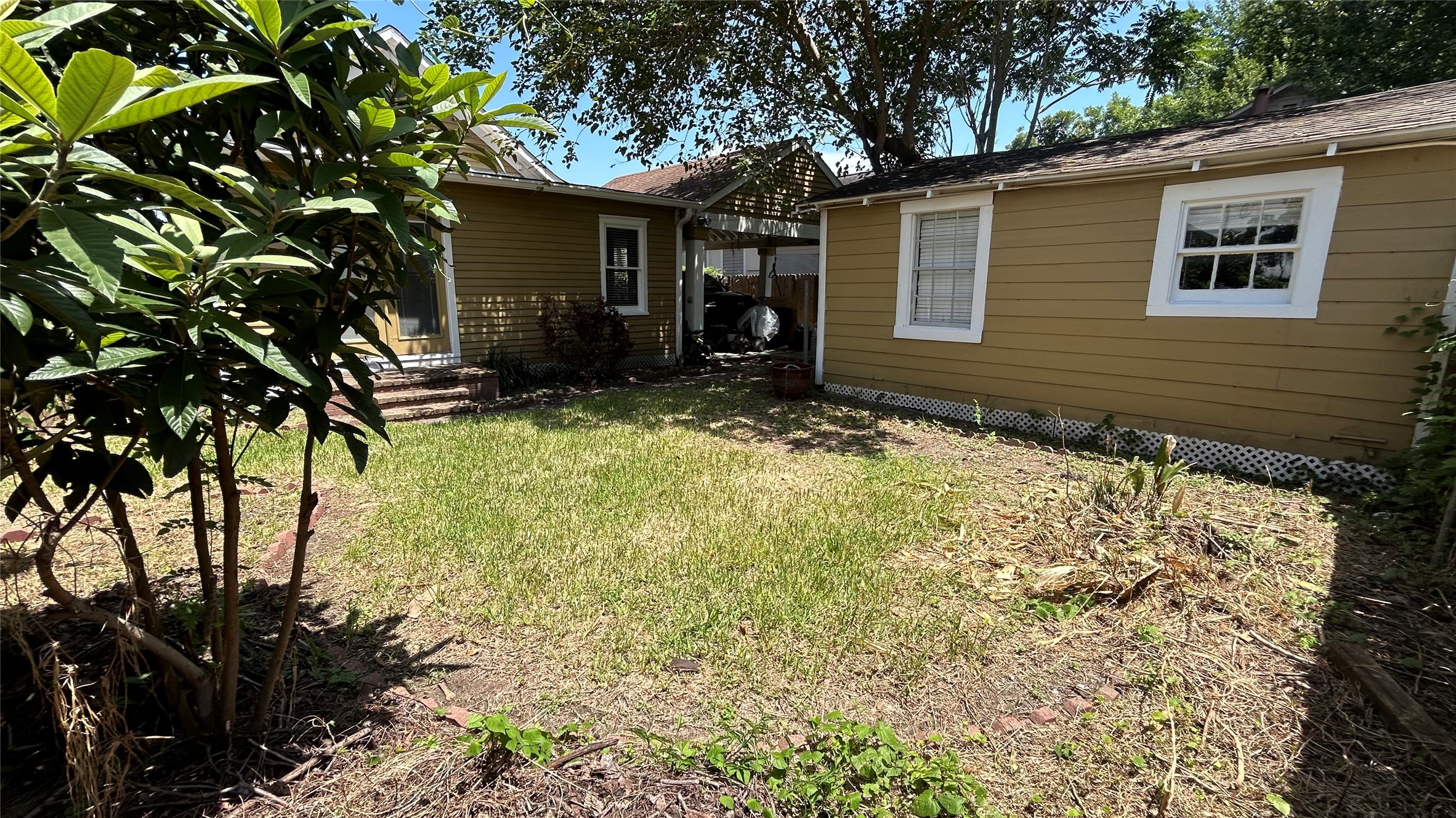 209 Walton Street Houston, TX 77009 - Photo 24 of 24 a backyard of a house with table and chairs