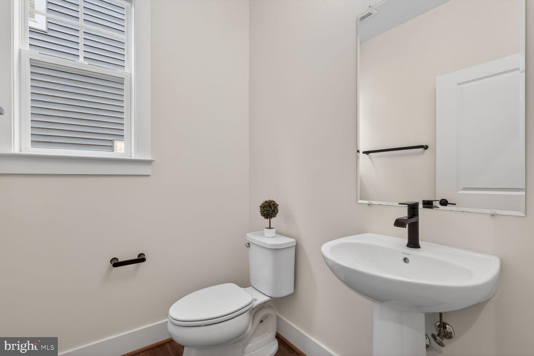6213 Mcconnell Lane Springfield, VA 22152 - Photo 14 of 39 a bathroom with a sink toilet and a mirror