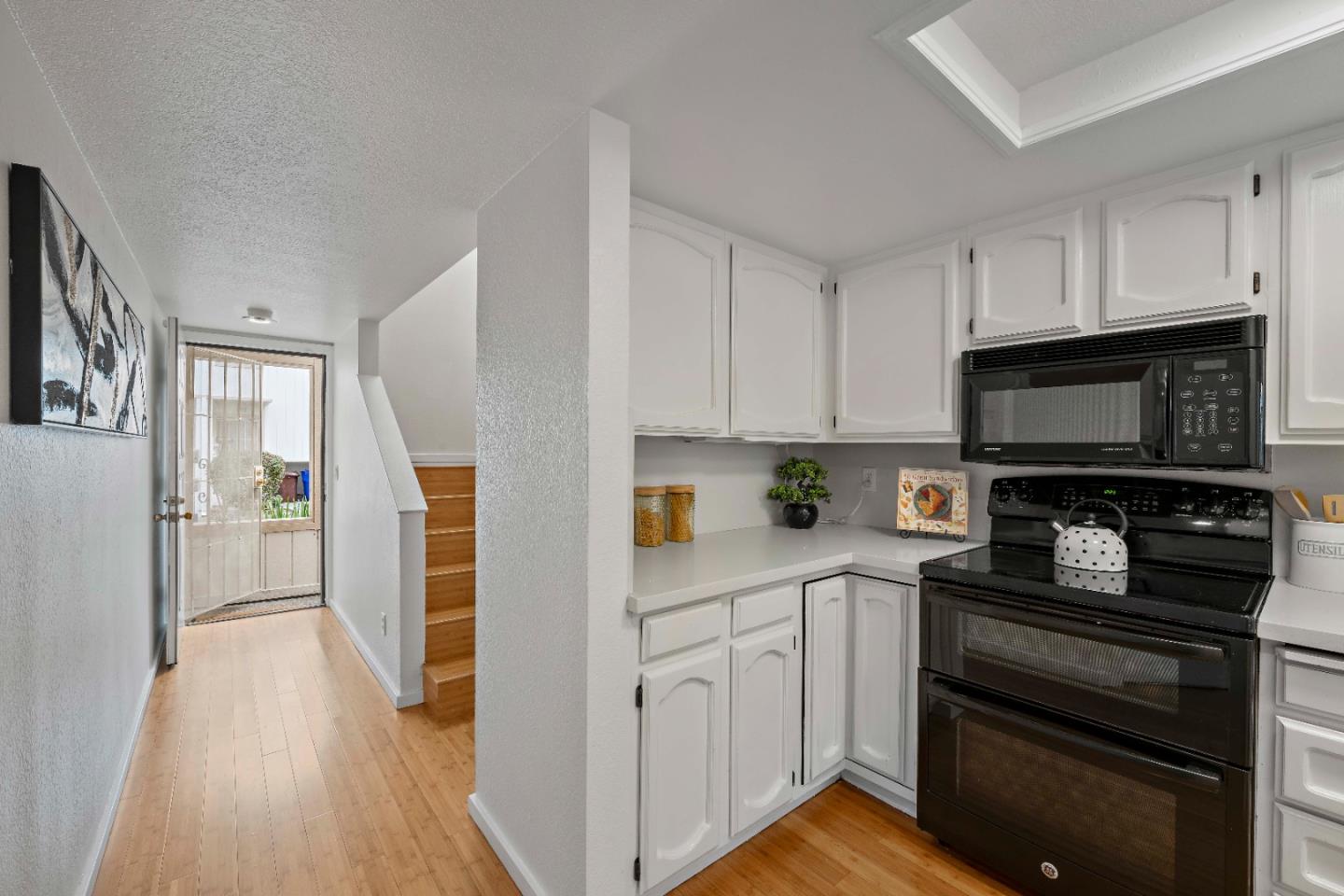 121 Creekside Court El Sobrante, CA 94803 - Photo 2 of 29