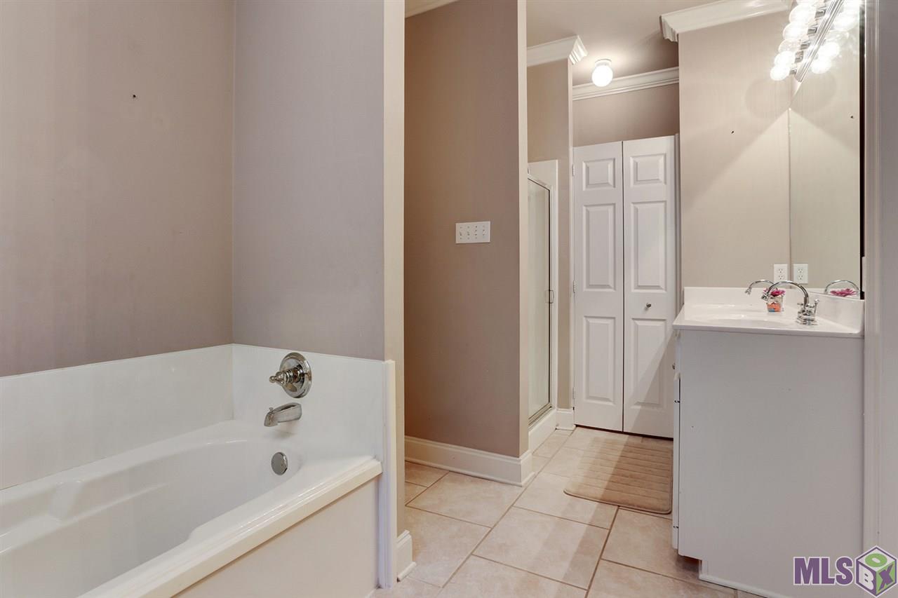 15545 Leverde Avenue Baton Rouge, LA 70817 - Photo 7 of 13 Master Bath