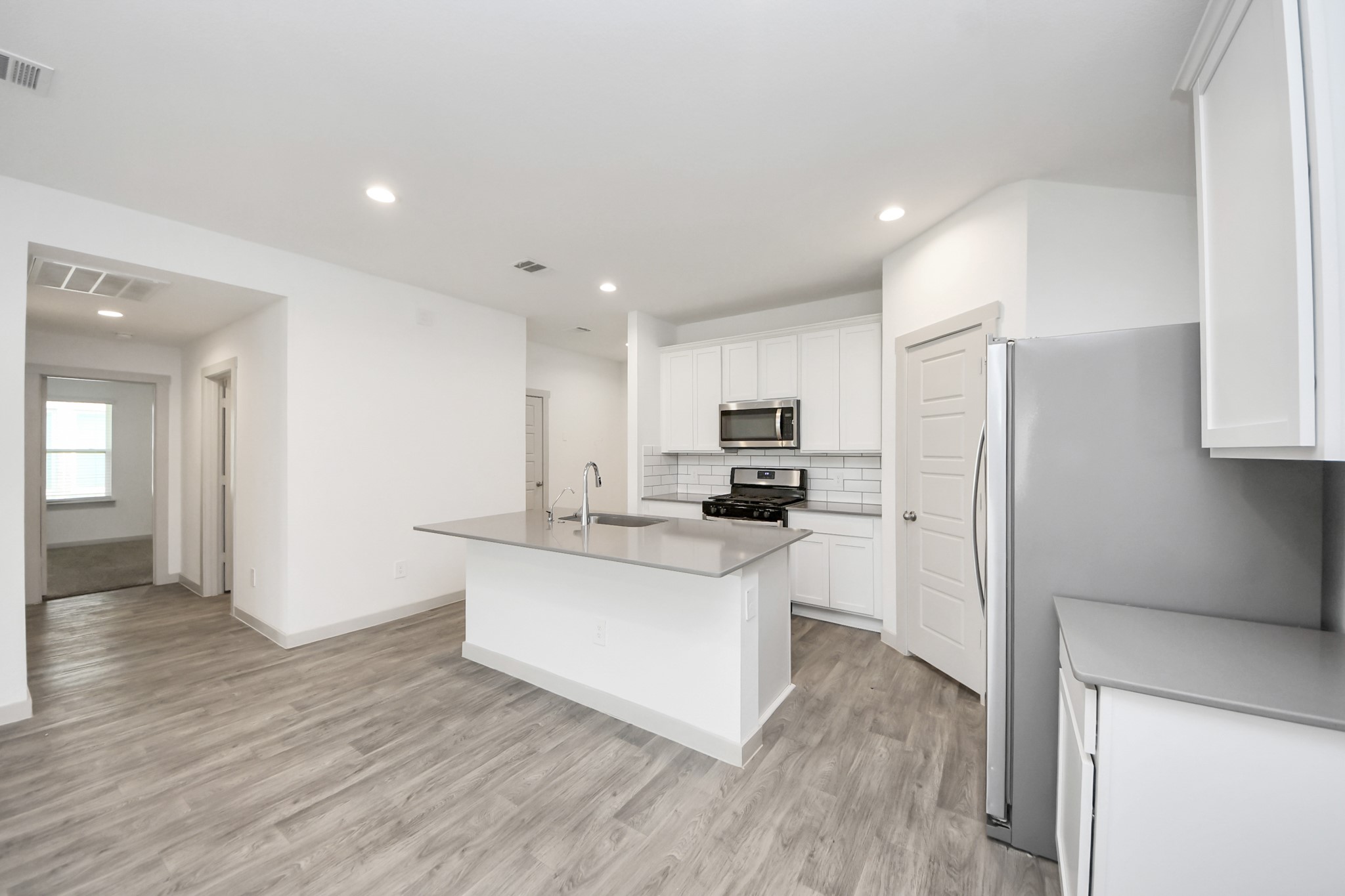 7806 Cattleman Vly Drive Rosharon, TX 77583 - Photo 15 of 40 a kitchen with stainless steel appliances a refrigerator and a stove top oven