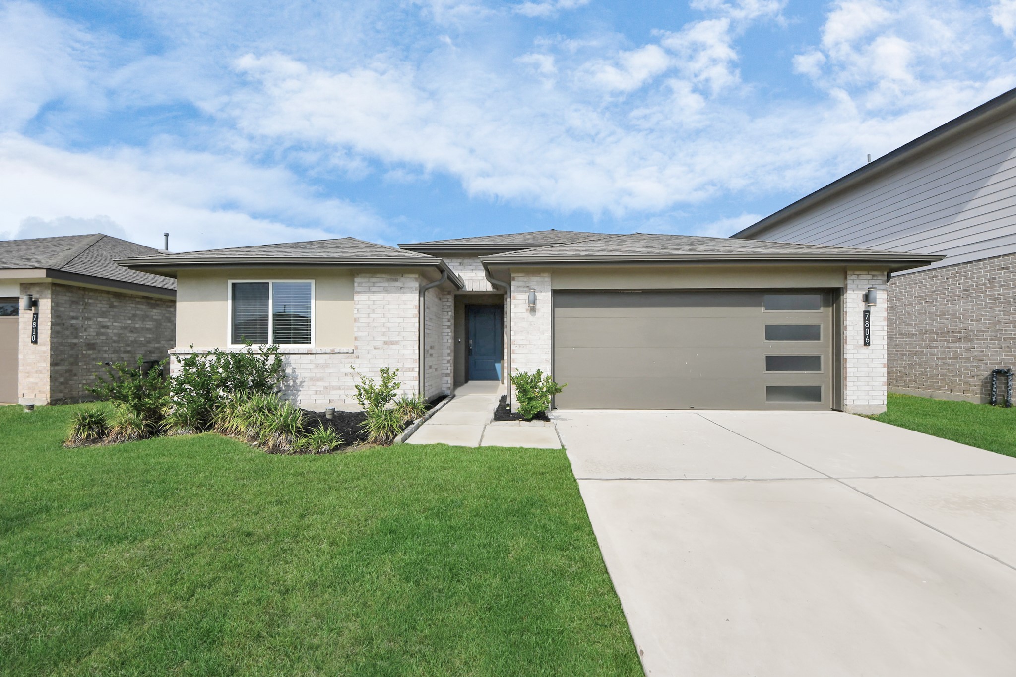 7806 Cattleman Vly Drive Rosharon, TX 77583 - Photo 3 of 40 a front view of house with yard and green space