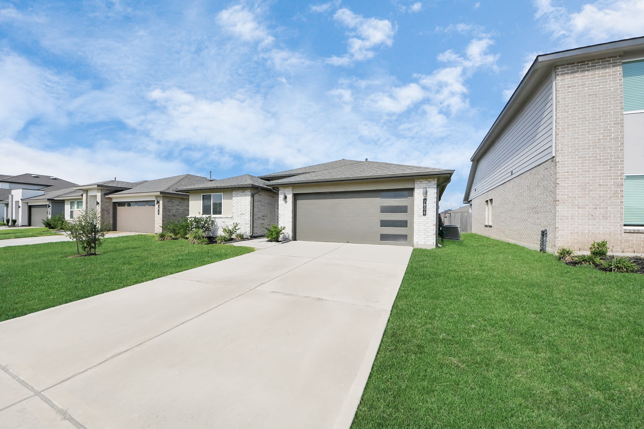7806 Cattleman Vly Drive Rosharon, TX 77583 - Photo 5 of 40 a front view of house with a yard