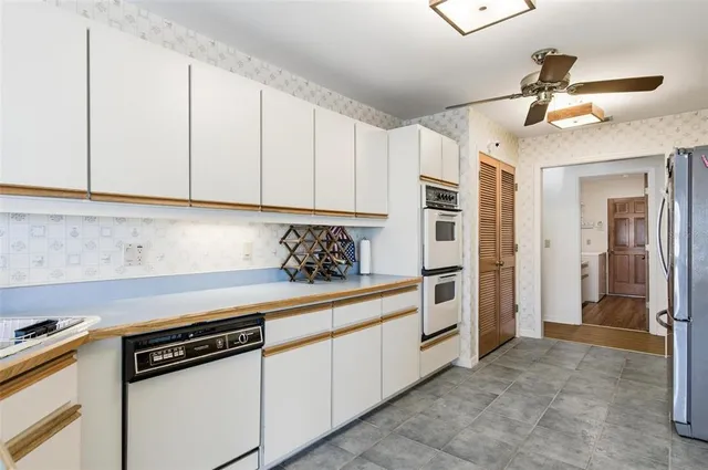 a view of a livingroom with furniture