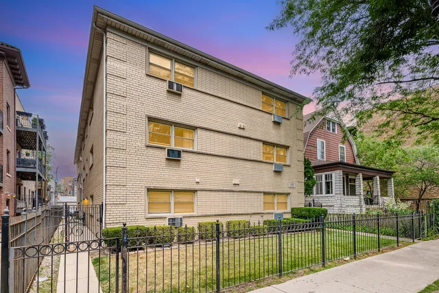 $273,000 | 1238 West Pratt Boulevard, Unit 1A, Chicago, IL 60626
