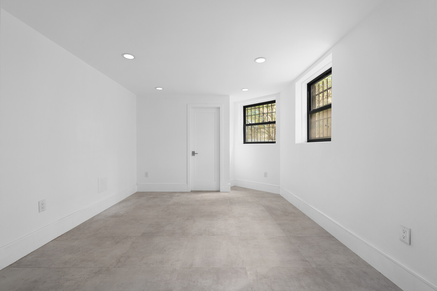 8 West 87th Street, Unit 1B Manhattan, NY 10024 - Photo 3 of 11 an empty room with windows