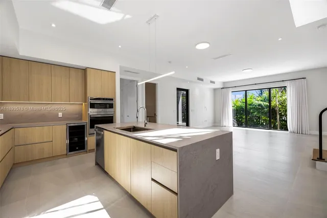 $1,590,000 | 3300 Southwest 27th Terrace, Unit 3300, Miami, FL 33133