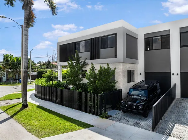 $1,590,000 | 3300 Southwest 27th Terrace, Unit 3300, Miami, FL 33133