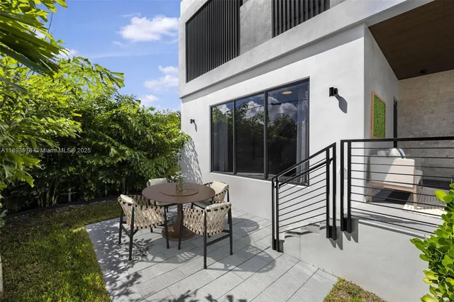 $1,590,000 | 3300 Southwest 27th Terrace, Unit 3300, Miami, FL 33133