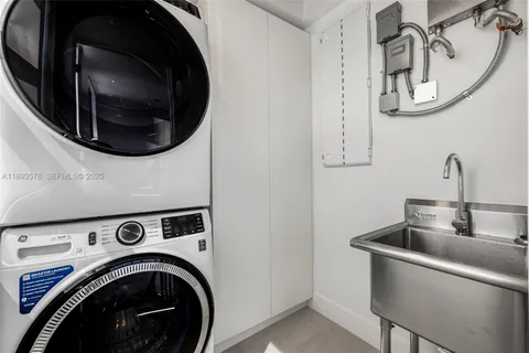 $1,590,000 | 3300 Southwest 27th Terrace, Unit 3300, Miami, FL 33133