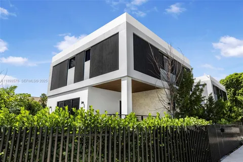 $1,590,000 | 3300 Southwest 27th Terrace, Unit 3300, Miami, FL 33133