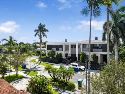 $1,590,000 | 3300 Southwest 27th Terrace, Unit 3300, Miami, FL 33133