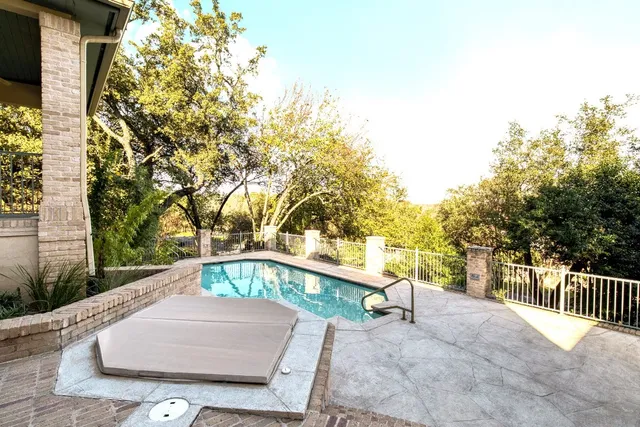 a view of a yard with plants and trees