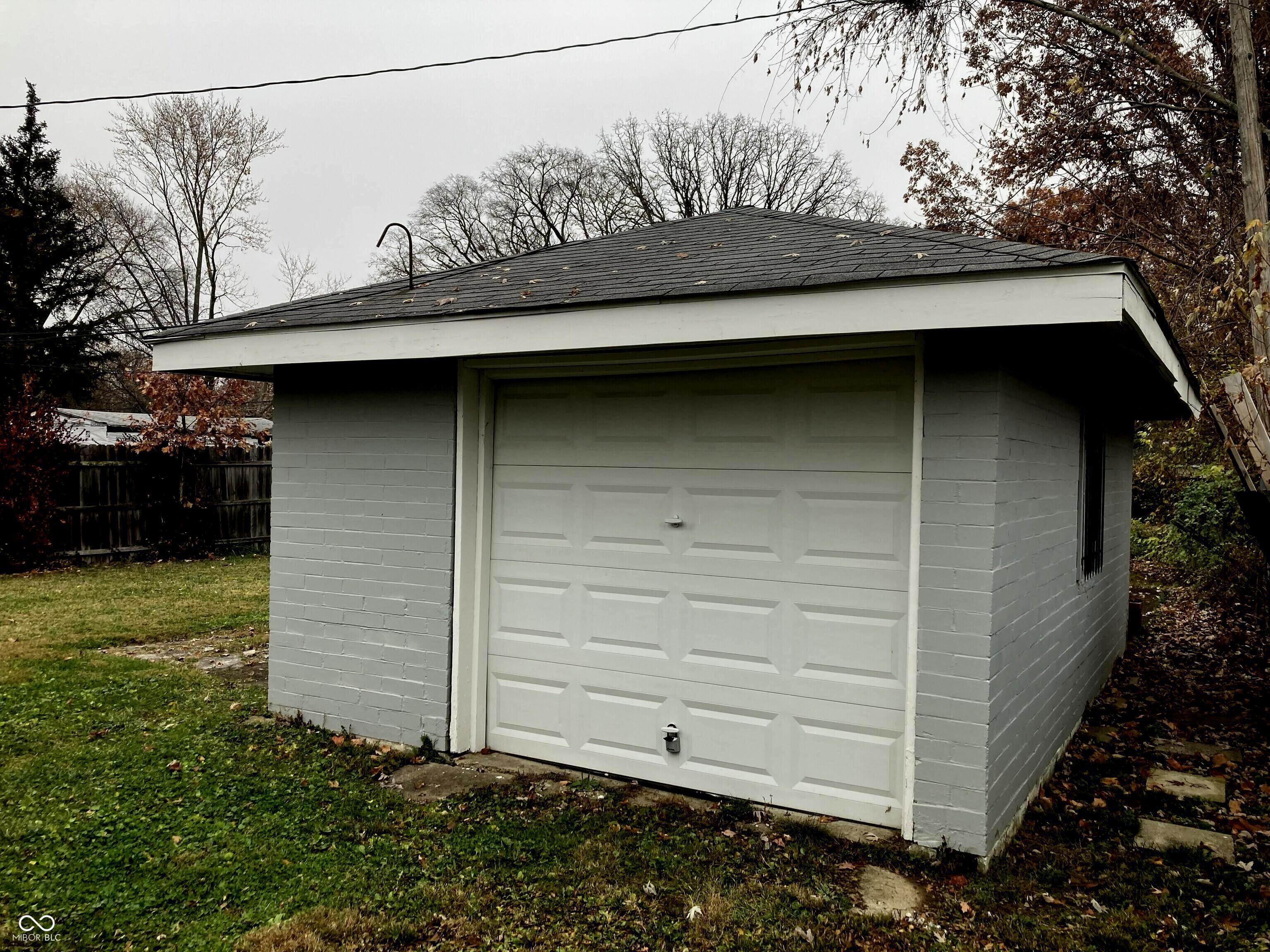 417 North Fenton Avenue Indianapolis, IN 46219 - Photo 7 of 33