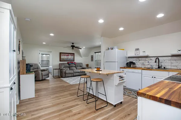 $450,000 | 221 Irwinton Drive, Ten Mile, TN 37880