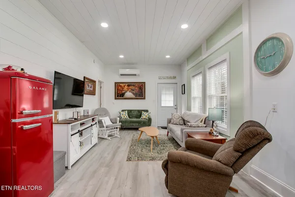 $450,000 | 221 Irwinton Drive, Ten Mile, TN 37880