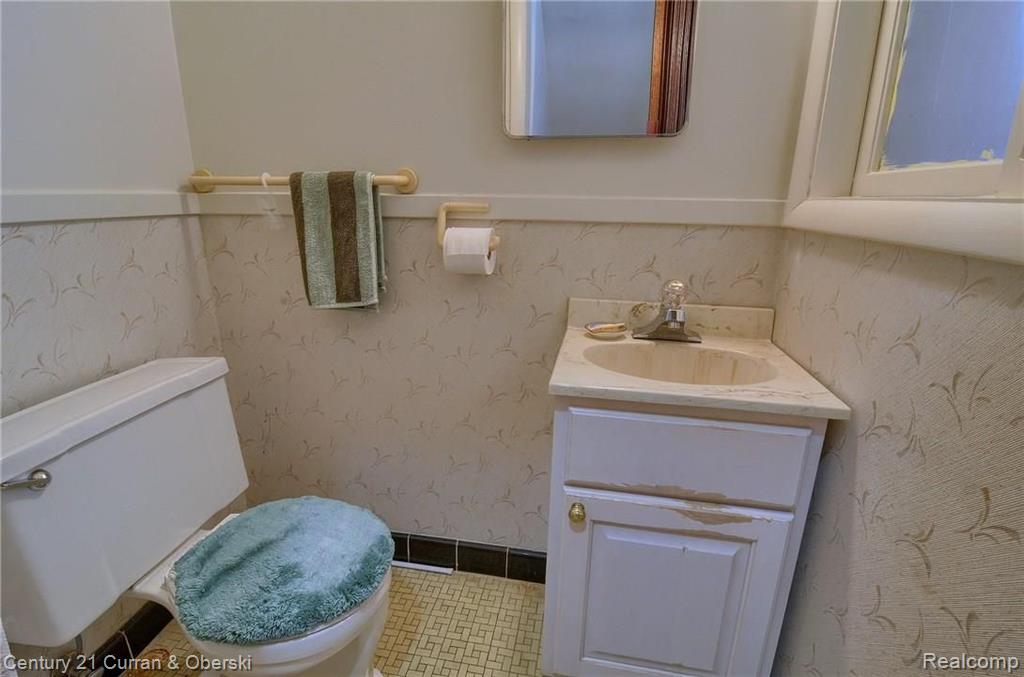 28211 Peppermill Road Farmington Hills, MI 48331 - Photo 8 of 26