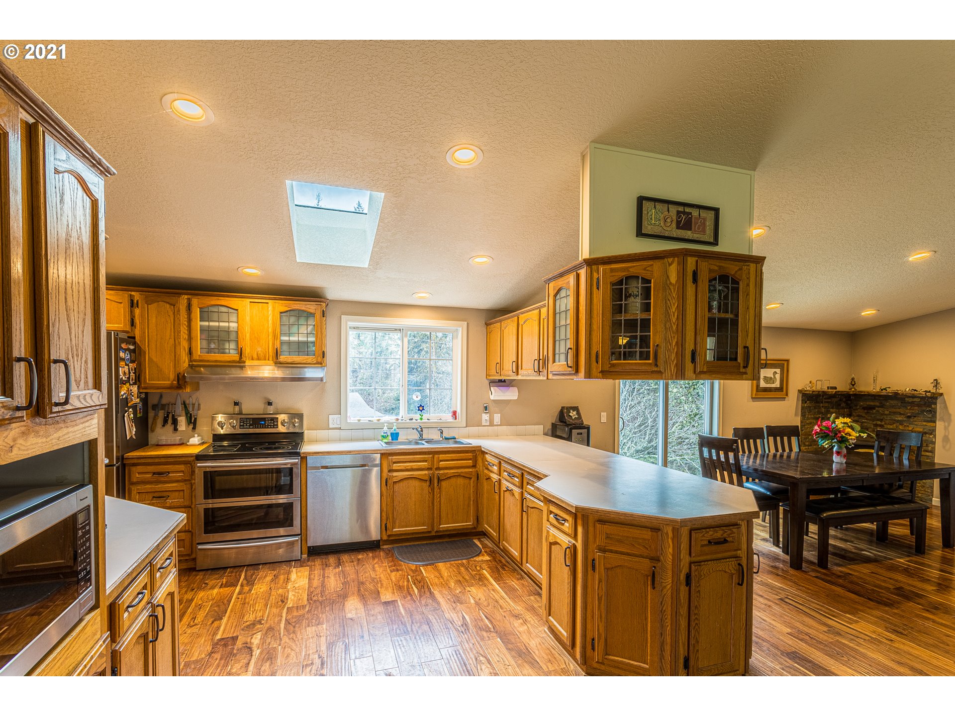 29270 Fox Hollow Road Eugene, OR 97405 - Photo 6 of 27 Gallery Image 6