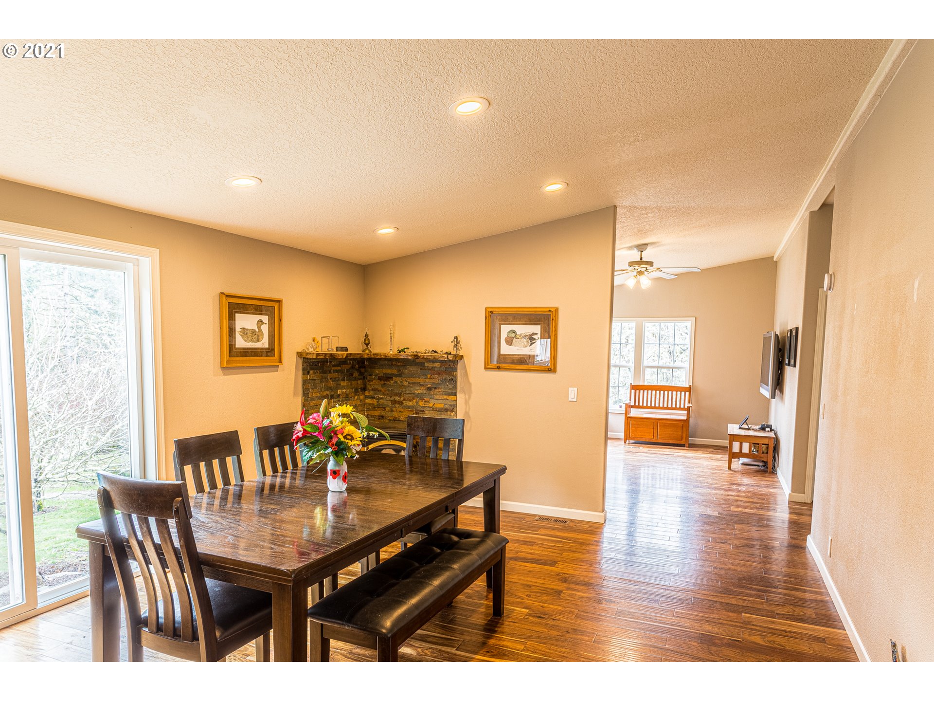 29270 Fox Hollow Road Eugene, OR 97405 - Photo 9 of 27 Gallery Image 9