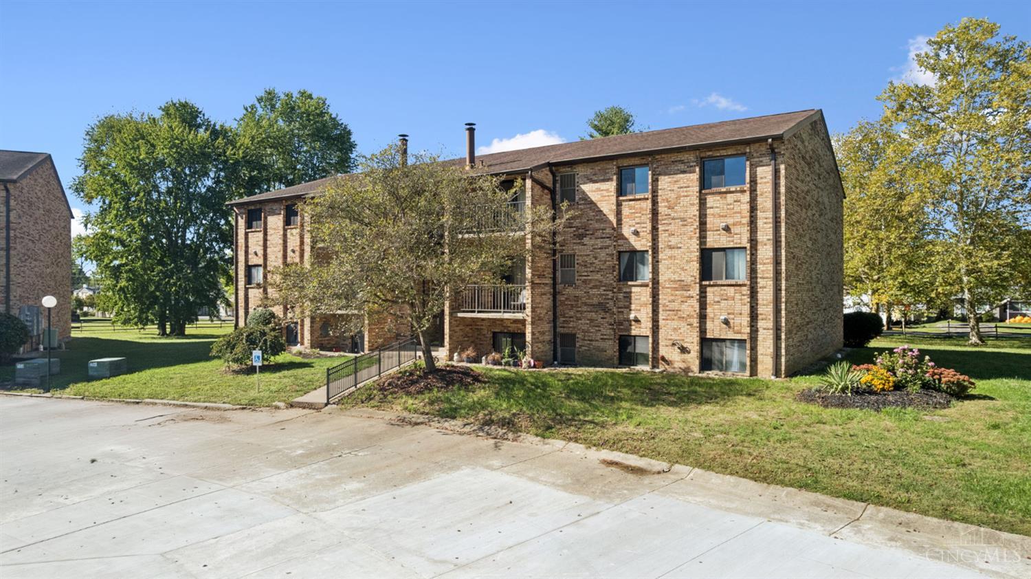 539 Davis Road, Unit 8 Cincinnati, OH 45255 - Photo 3 of 35 Gallery Image 3