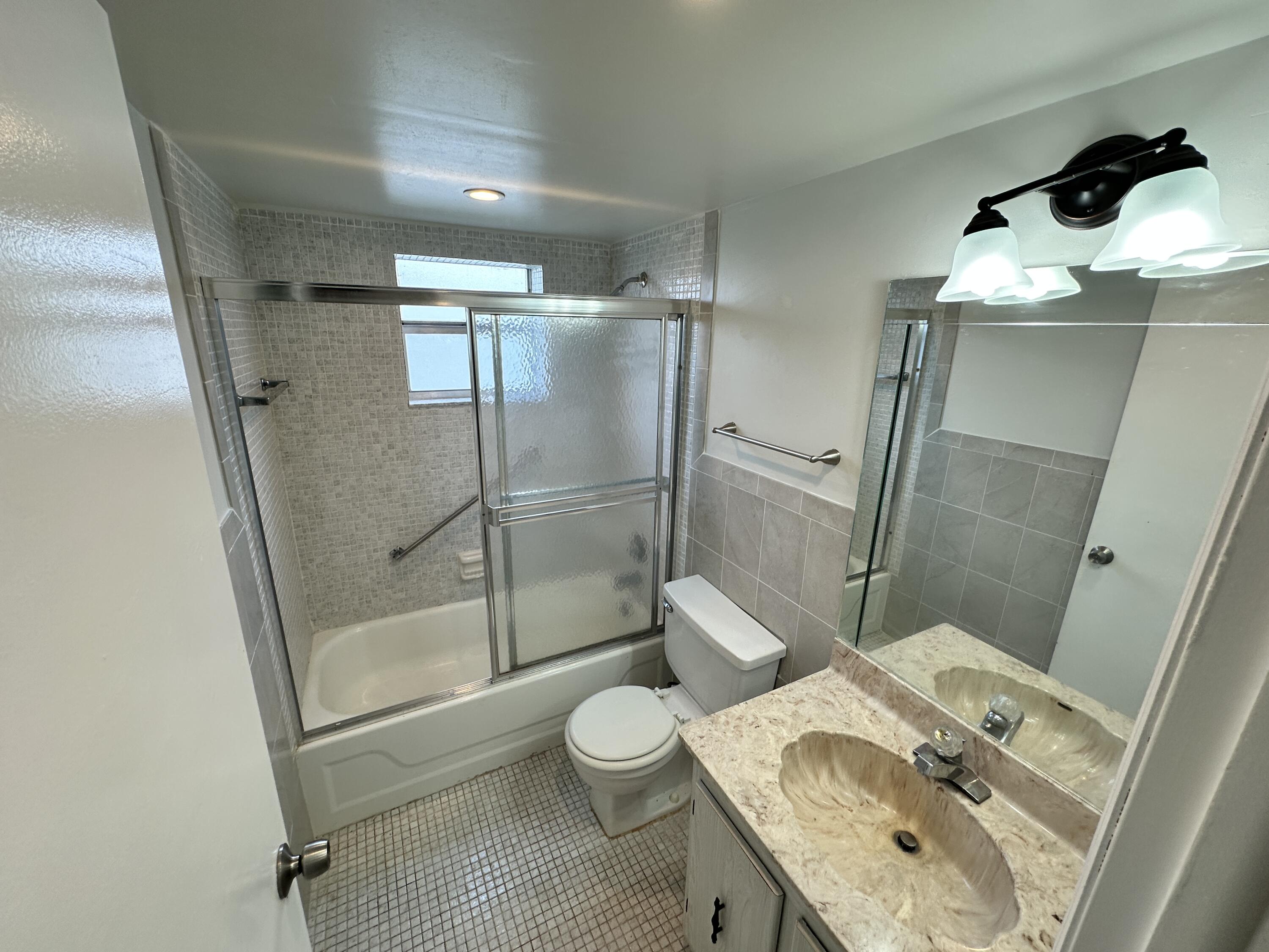 811 Flanders Q Delray Beach, FL 33484 - Photo 20 of 37 Second Bathroom