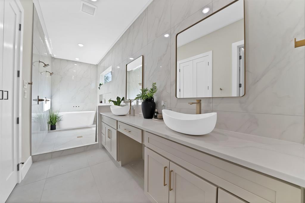 1415 Fayette Street Dallas, TX 75203 - Photo 26 of 40 Dual vessel sinks with gold-toned faucets