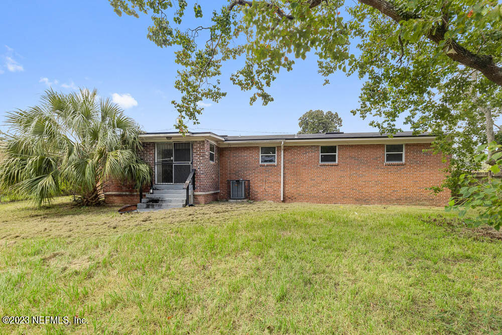 10571 Villanova Road Jacksonville, FL 32218 - Photo 19 of 21 a view of a house with a backyard
