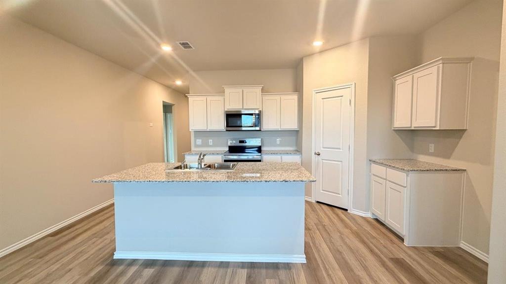 568 Marsh Street Cleburne, TX 76033 - Photo 3 of 21