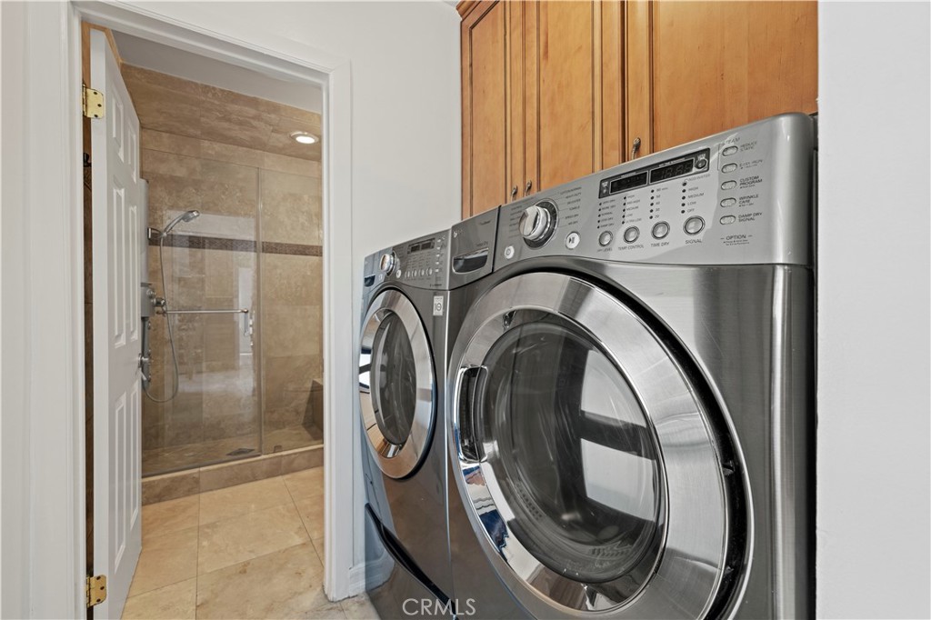 645 Glenmore Boulevard Glendale, CA 91206 - Photo 20 of 34 a utility room with dryer and washer