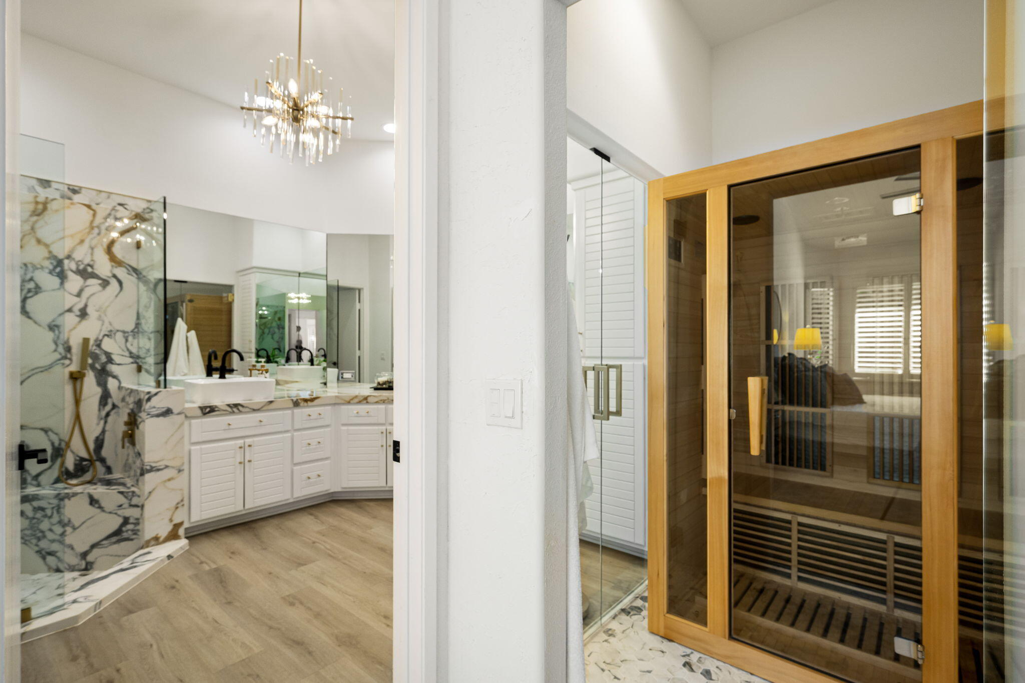 54524 Inverness Way La Quinta, CA 92253 - Photo 28 of 48 a very nice looking room with a bathroom