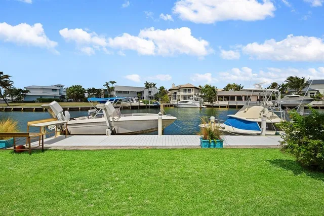 a view of a garden with lawn chairs